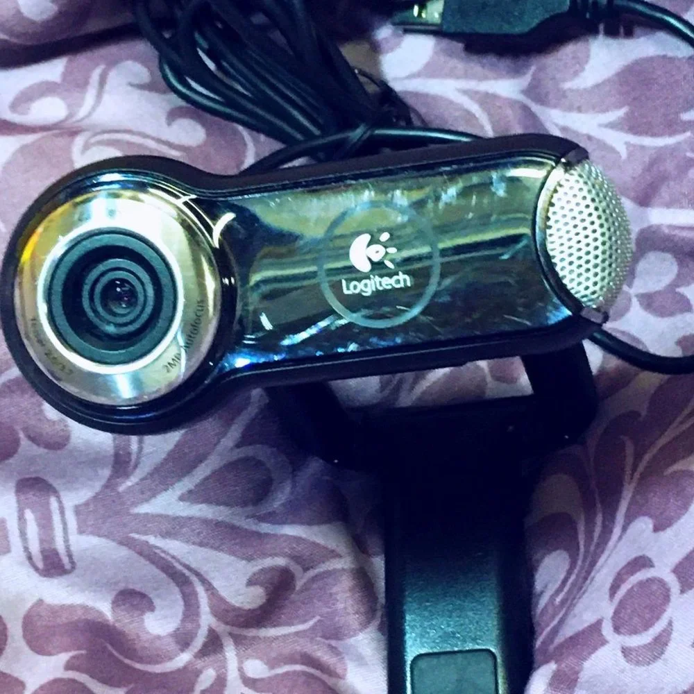 Logitech Pro 9000 PC Internet Camera Webcam with 2.0-Megapixel Video Resolution